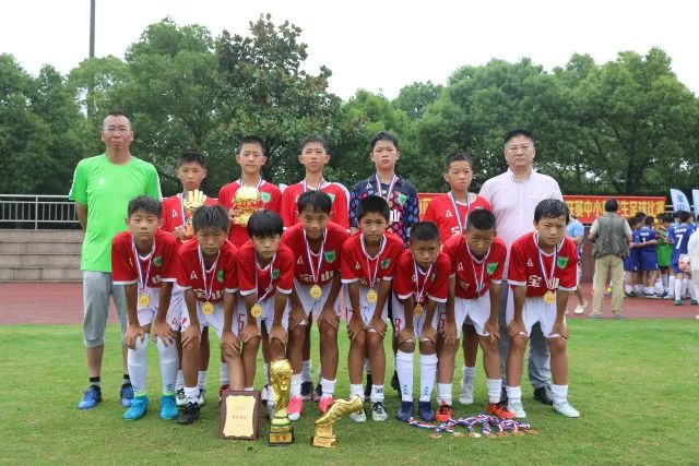 鲁能夏窗原定重磅外援被西甲豪门抢走，韩鹏和宿茂臻续约传闻遭辟谣